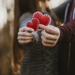 Pozycja seksualna 68, zwana także "czynnością lizania", to pozycja, w której jedna osoba leży na plecach, a druga klęka nad nią i liże jej genitalia. Pozycja ta jest popularna wśród par, które chcą wprowadzić do swojego życia seksualnego nowe doznania i urozmaicić swoje praktyki seksualne. W pozycji 68 obie osoby mogą być aktywnymi uczestnikami i czerpać przyjemność z seksu. Osoba leżąca może zająć się swoimi genitaliami lub całować i pieścić partnera. Osoba klęcząca może z kolei skupić się na liżeniu i drażnieniu genitaliów partnera lub robić to rękami. Aby uzyskać jak najwięcej korzyści z pozycji 68, warto pamiętać o kilku ważnych kwestiach. Przede wszystkim należy zadbać o higienę i czystość genitaliów. Można także użyć prezerwatywy lub innych środków ochrony, aby zapobiec przenoszeniu chorób przenoszonych drogą płciową. Komunikacja jest również kluczowa w pozycji 68. Należy słuchać swojego partnera i reagować na jego potrzeby i sygnały, aby upewnić się, że obie osoby doświadczają przyjemności. Można także spróbować różnych technik i rytmów, aby znaleźć to, co działa najlepiej dla obojga. Pozycja 68 jest świetnym sposobem na wprowadzenie nowych doznań do swojego życia seksualnego i zaspokojenie potrzeb swojego partnera. Ważne jest jednak, aby pamiętać o bezpieczeństwie i komunikacji, aby upewnić się, że obie osoby są zadowolone i bezpieczne podczas seksu.