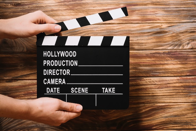 Osoba trzyma klaps filmowy